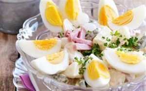 Home Aardappelsalade gevulde eieren canapés met salami, mayonaise en verse garnering als lekker voorgerecht