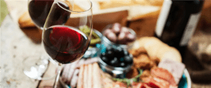 Cinsault wijn met smaakmakende spijscombinaties zoals salade niçoise en zeevruchten op een zonnige dag