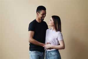 Home Paar tijdens relatietherapie sessie, ondersteund door professionele therapeut voor relatieproblemen
