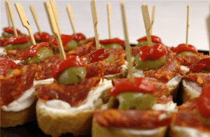 Home Heerlijke Spaanse tapas met olijven, serranoham, patatas bravas en andere kleine hapjes