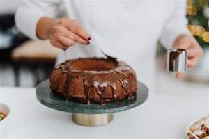 Home Ingrediënten voor zelfgemaakte Bossche bollen: boter, bloem, eieren, chocolade en slagroom op een werktafel