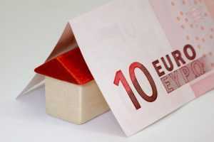 Home Geldstapels en munten op bankdocumenten symboliseren lenen met de creditcard en financiële planning.