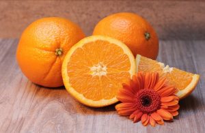 Home Sinaasappelhoning met fruitige citrustoenen in een pot met sinaasappels en bloesems op de achtergrond