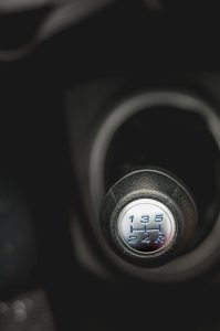Onderhoud aan versnellingsbak: transmissievloeistof controleren en verversen voor optimale prestaties