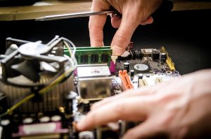 Home Deskundige computer reparatie service in Harderwijk met professionele technicus die laptopprobleem diagnoseert