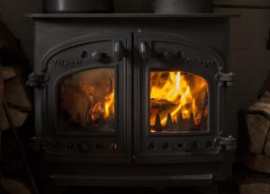 Moderne houtkachel voor binnen met rustieke charme en efficiënte warmteafgifte