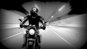 Motorrijles in Enschede - instructeur begeleidt student tijdens praktijktraining op motor